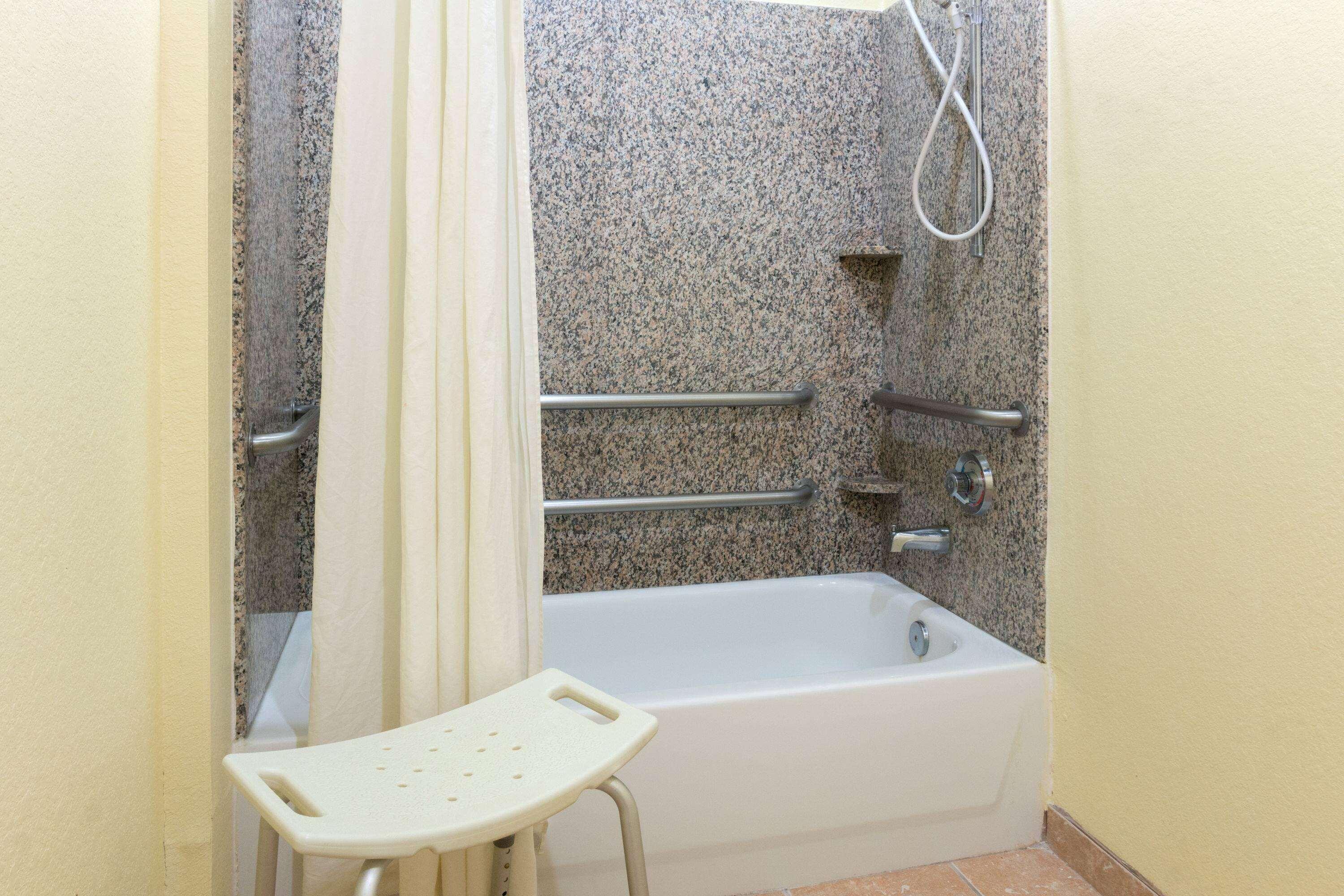 Super 8 By Wyndham Stafford Sugarland Area Otel Dış mekan fotoğraf