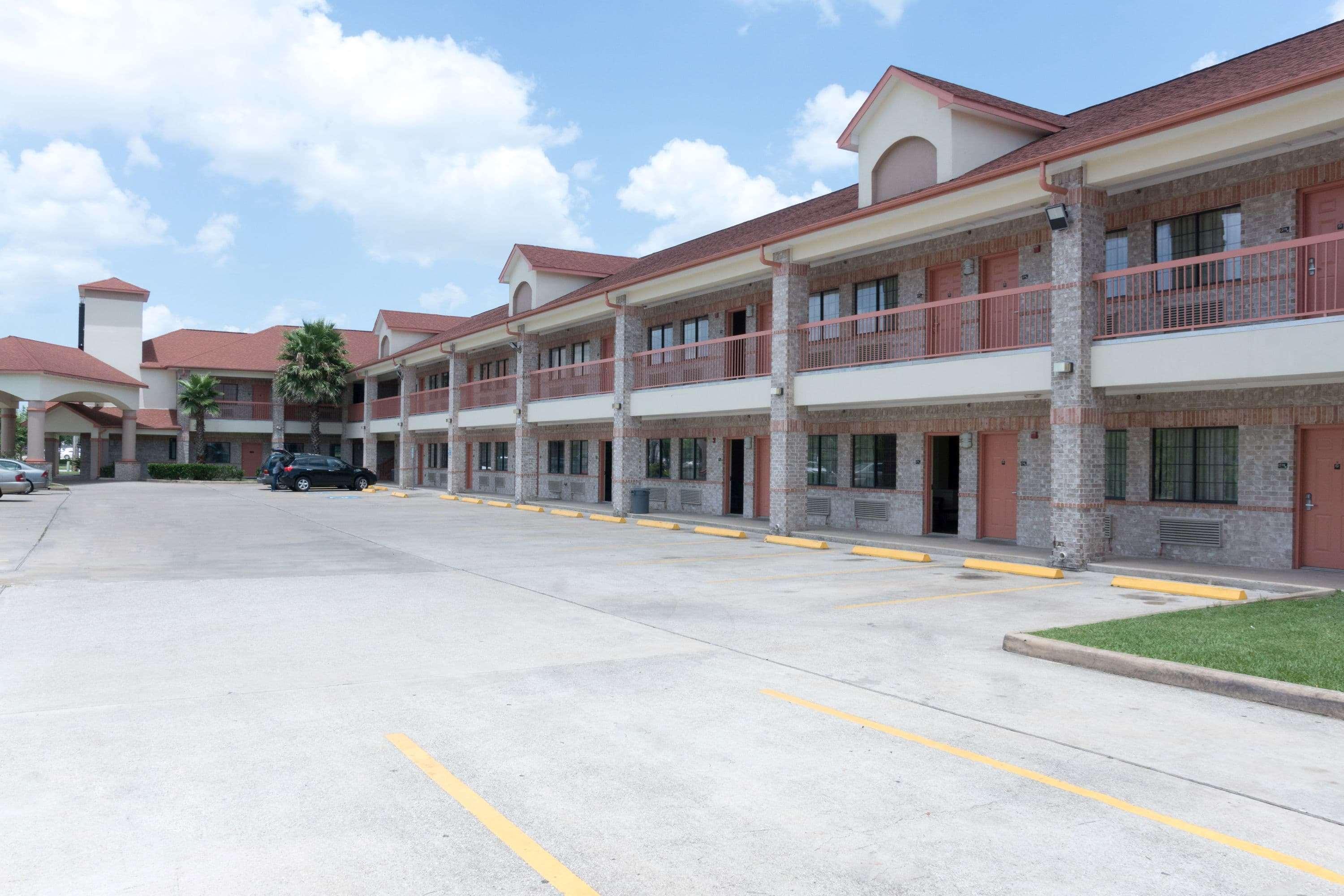Super 8 By Wyndham Stafford Sugarland Area Otel Dış mekan fotoğraf