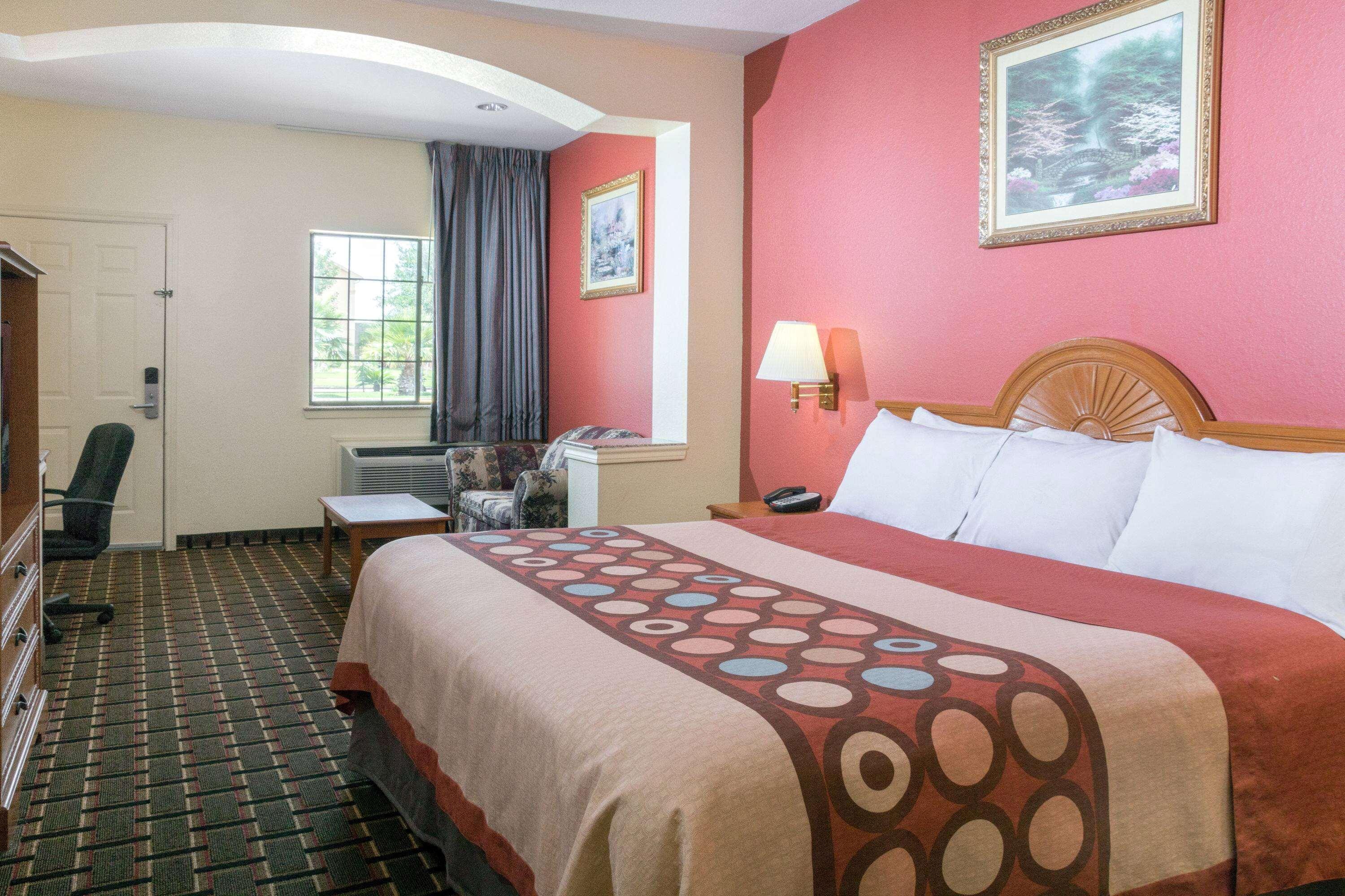 Super 8 By Wyndham Stafford Sugarland Area Otel Dış mekan fotoğraf