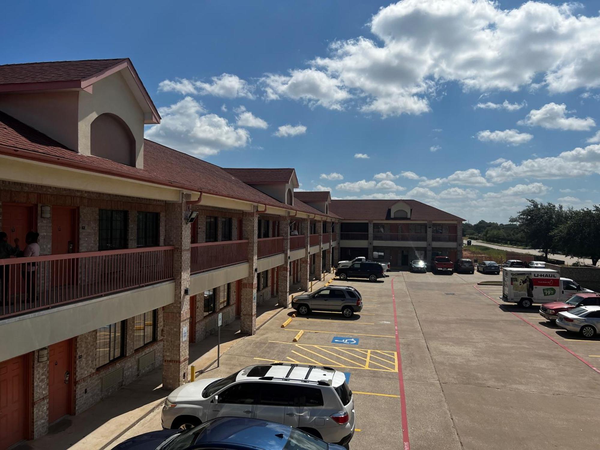 Super 8 By Wyndham Stafford Sugarland Area Otel Dış mekan fotoğraf