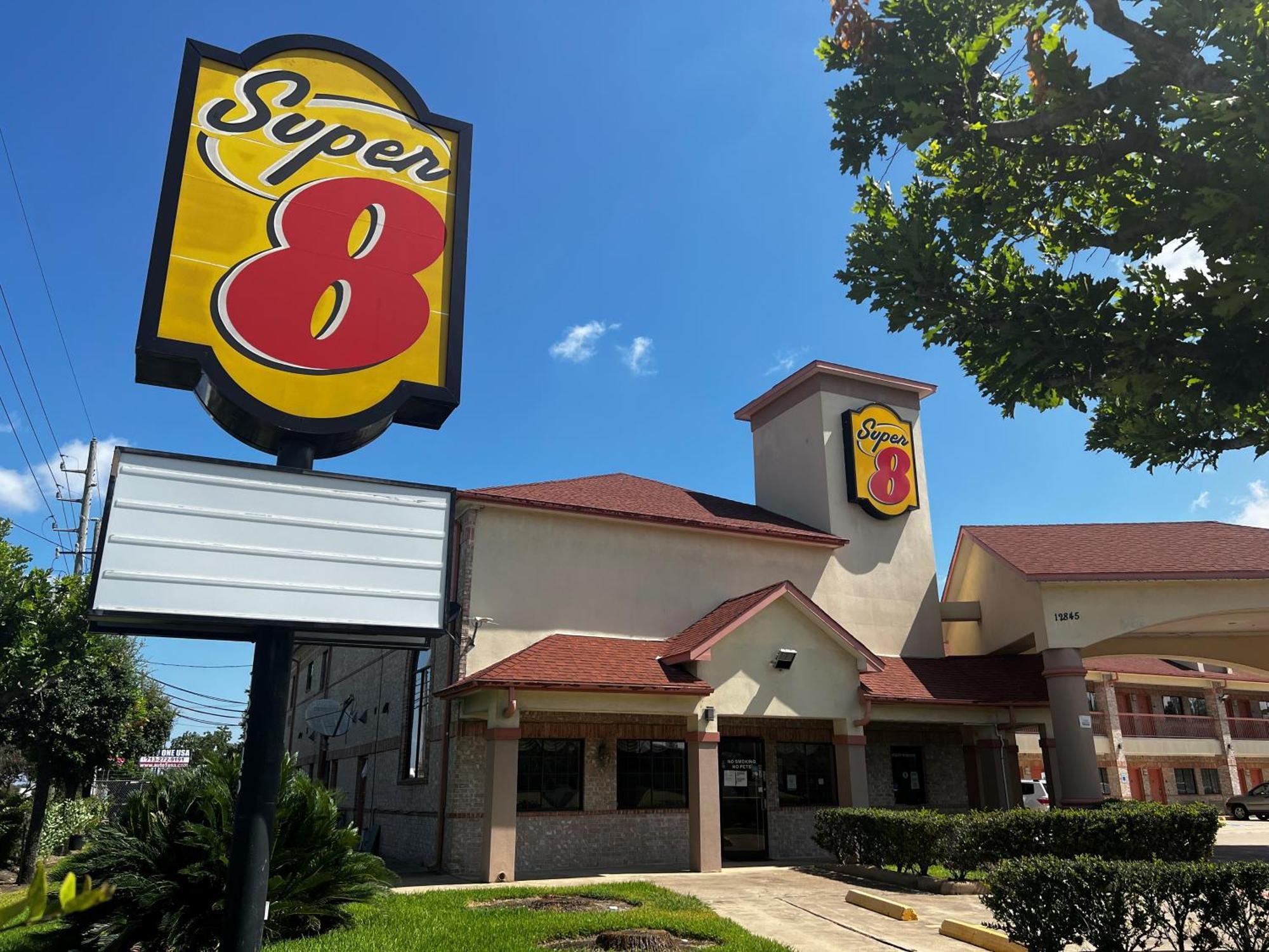 Super 8 By Wyndham Stafford Sugarland Area Otel Dış mekan fotoğraf