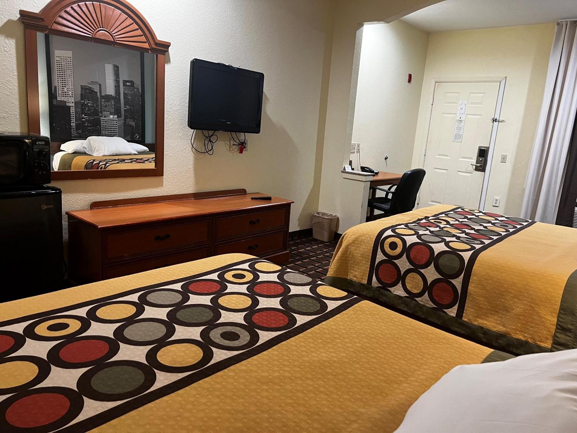 Super 8 By Wyndham Stafford Sugarland Area Otel Dış mekan fotoğraf